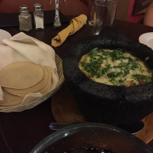 Queso fundido con chicharron y salsa verde 