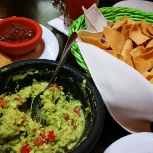 guacamole con totopos