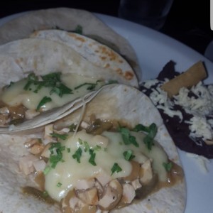 tacos de pollo con tortilla de harina