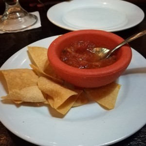 Nachos y salsa de la casa con toque picante