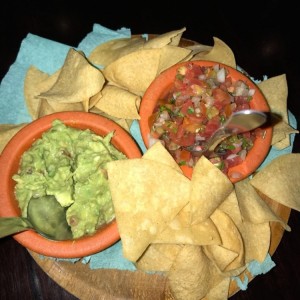 totopos con pico de gallo y guacamole (entrada)