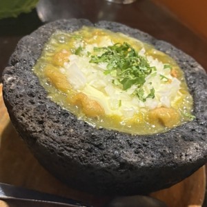 Queso fundido con salsa verde y chicharron