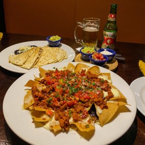Nachos al pastor y quesadillas de pollo
