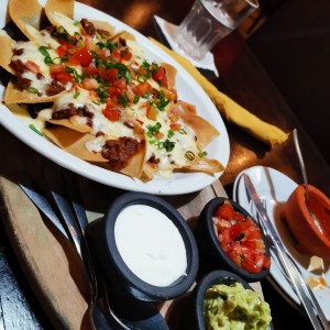 Nachos 3 quesos con Chile.