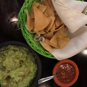 Guacamole y totopos