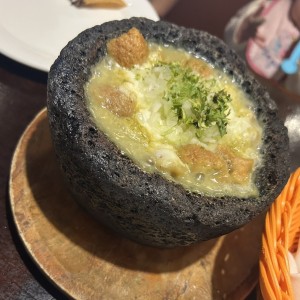 Queso fundido con chicharron 