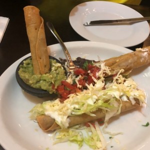 flautas de Pollo y carne ecelentes entradas