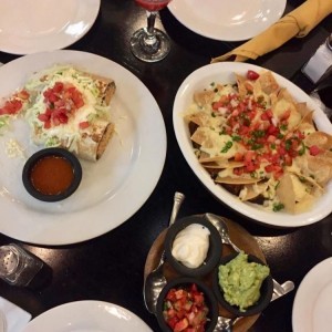 Nachos de chile y Burrito