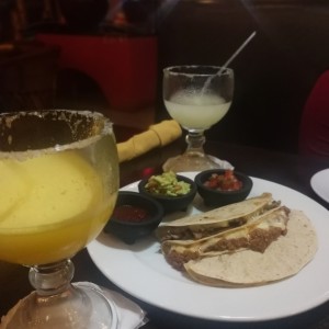 Margaritas jumbo y quesadillas 