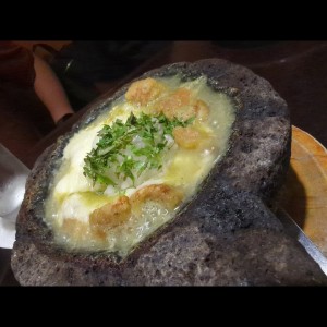 Queso fundido con chicharron