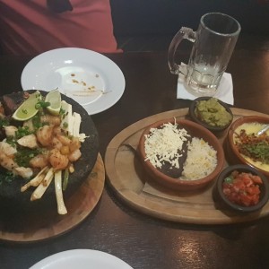 pollo carne camarones frijoles arroz guacamole pico de gallo y queso fundido