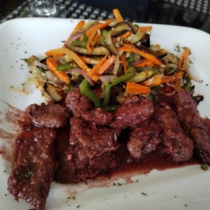 Carne al vino con vegetales salteados
