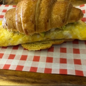 omelette con croissant