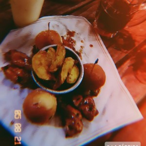Mini hamburguesas con alitas y papas