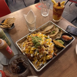 Bandeja de nachos al pastor y quesadillas de pollo