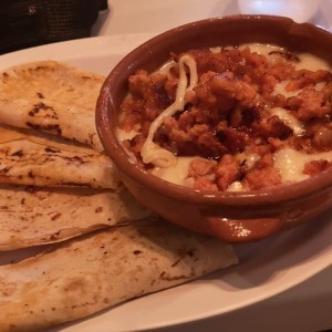 queso fundido con chorizo