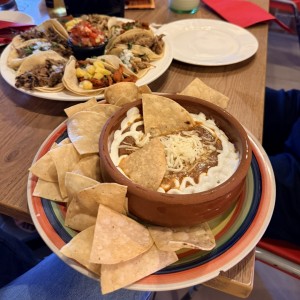 Botanera y frijoles refritos
