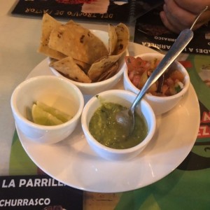 chips con salsas de la casa