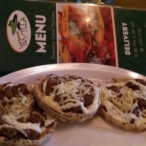 Tostadas de frijol y queso