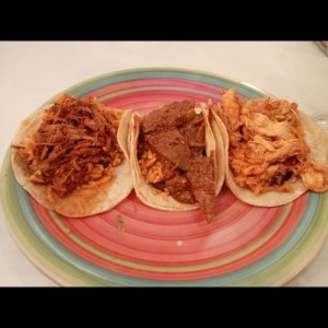 Taco de cochinita pibill, lengua en salsa roja y tina de pollo