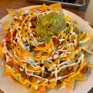 Nachos Sencillos de pollo. (regular, no los recomiendo mucho, quizas si piden con otra proteina sepan mejor)