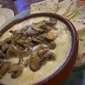Queso Fundido con Champiñones