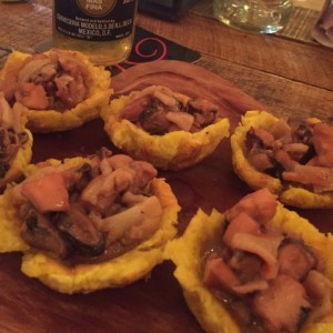 Patacones rellenos de marisco