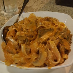 fetuccine en salsa rosada con hongos