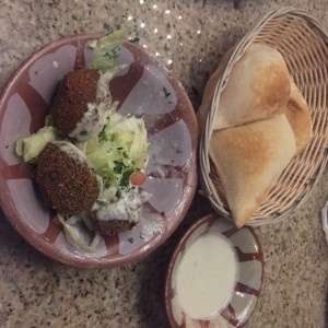 Falafe y pan pita de la casa