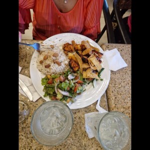 Shish Tauk, arroz con almendras, salata fatoush