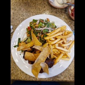 Shis Kebak, batata frita, salata fatoush