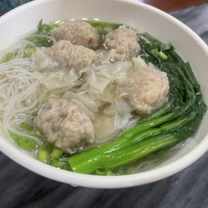 Sopa de Wantones con Fideos de Arroz