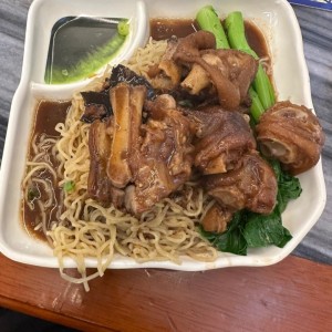 Patita de puerco en salsa de abalone
