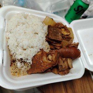 Arroz con patitas cerdo guisado y falda de res 