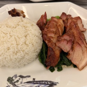 Puerco Liso - Comida con arroz y hojas de mostaza