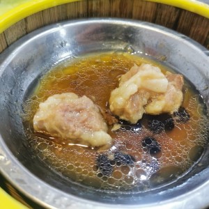 Costillitas al vapor con frijoles negros