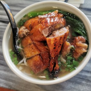 Sopa de pato con tallarines