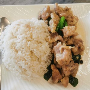 Combo de arroz blanco con costillitas y hoja de mostaza