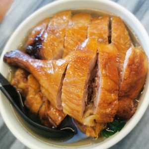 Sopa de pato asado con fideo de otoe