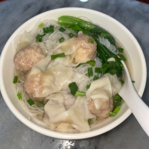 Sopa de wanton con fideos de arroz