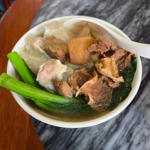 Sopa de falda de res con fideos de yuca