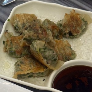 Sopa de dumpling de puerco con cebollina