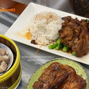 Arroz con tofu fermentado y patitas de puerco