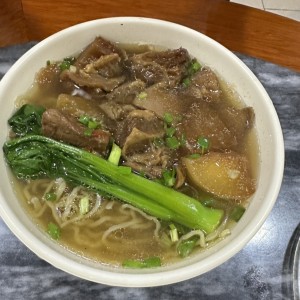 Sopa con fideos y falda