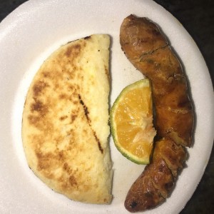 Chorizo con arepita.
