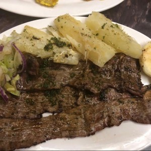 Carne asada delgada con yuca hervida. ???