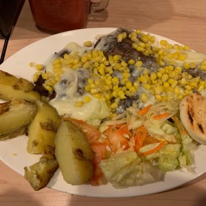 Baby Beef gratinado con maiz.