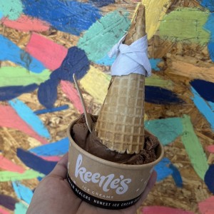 Helado de chocolate con almendras fileteadas