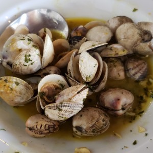 almejas al ajillo