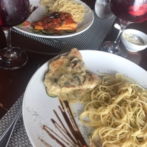 pechuga de pollo y salmon con spaguetis al oleo